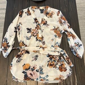 Cute blouse that ties around back